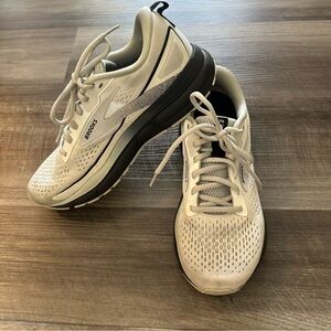Brooks WOMENS TRACE 3 RUNNING SHOE white/ black size 7.5 wide